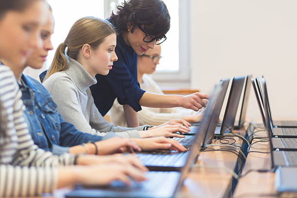 Grupo de estudantes em aulas de Programação, numa turma em que a presença de jovens mulheres se afasta da tendência das licenciaturas em engenharias e tecnologia