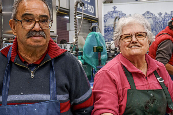 Casal de vendedores de peixe no Mercado do Livramento em Setúbal