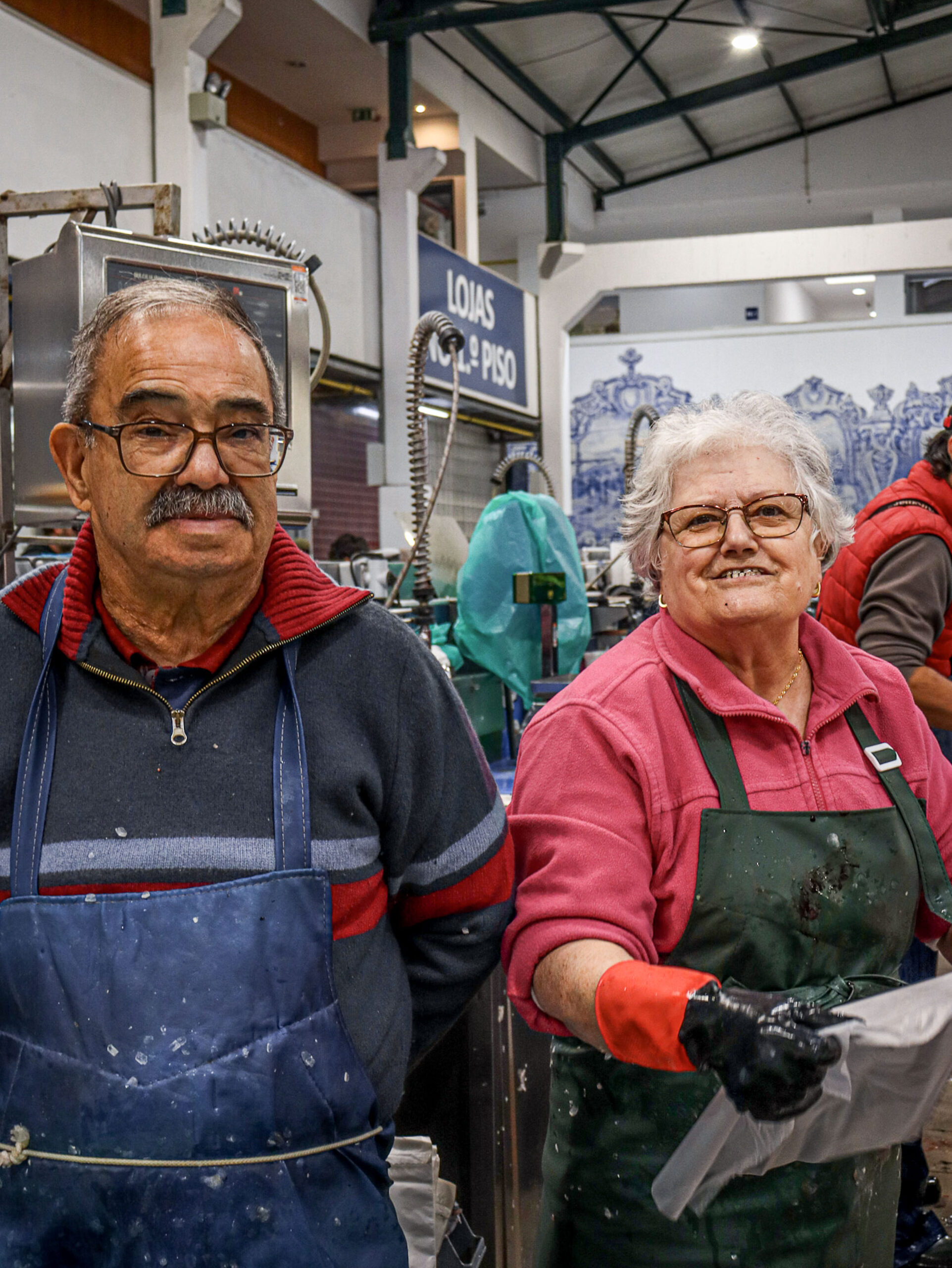 Casal de vendedores de peixe no Mercado do Livramento em Setúbal