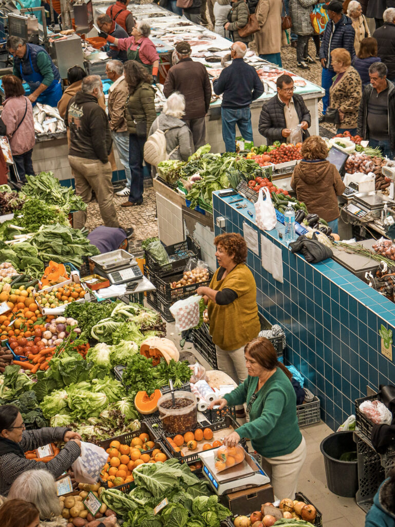 Vendedores do mercado do Livramento em Setúbal